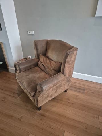 Gratis stoel en salontafel! Graag ophalen.