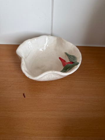Gratis handgemaakte schaal met peperdecoratie