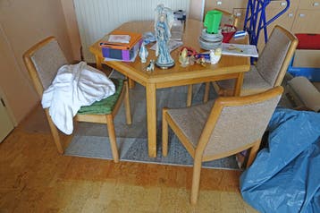 GRATIS: Achtkantige eettafel met 4 stoelen van licht hout.