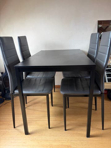 Eettafel + 4 stoelen