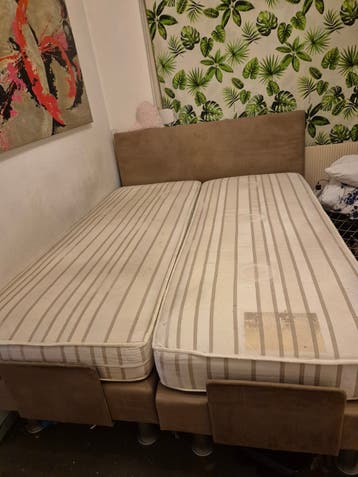 Comfortabel tweepersoonsbed met matrassen