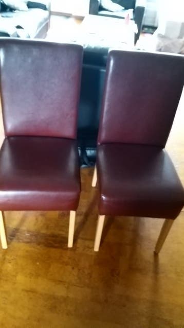 Vier bordeauxrode eetkamerstoelen met lichte gebruikssporen