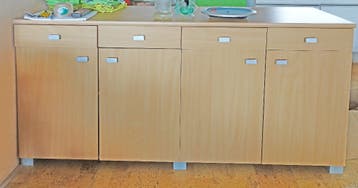 GRATIS: Buffetkast van licht hout.
