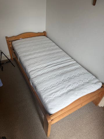 Houten eenpersoonsbed met lattenbodem en matras