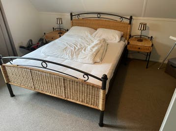 Twee persoons bed met nachtkastjes