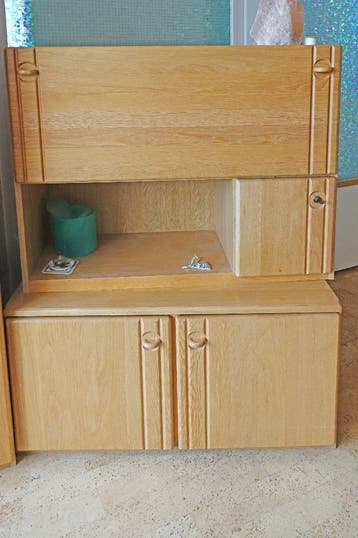 GRATIS: Kast met bar, licht hout.
