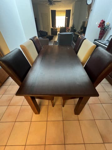 Eettafel met 6 stoelen