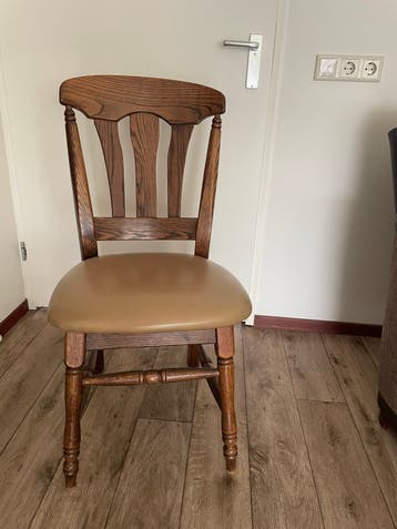 Set van 4 klassieke houten eetkamerstoelen