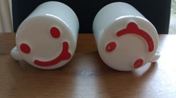 Gratis op te halen - 2 mokken - Smiley op de onderkant