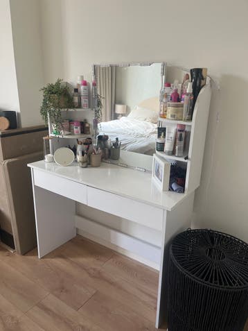Witte make-up tafel met spiegel en lades