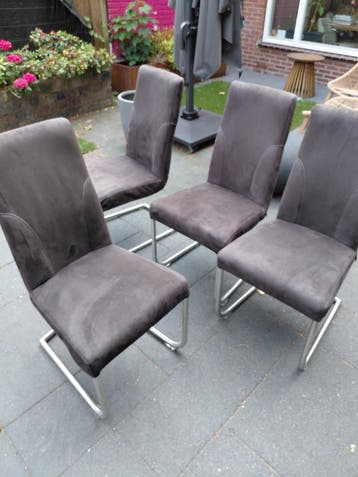 4 eetkamerstoelen gratis af te halen