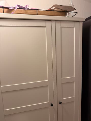 Witte kledingkast met planken en deuren