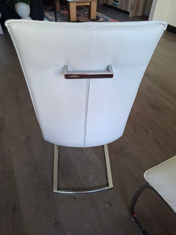Set van 4 witte eetkamerstoelen met chromen onderstel