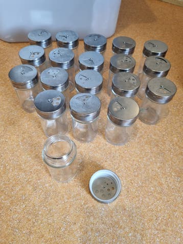 Set van 19 Glazen Kruidenpotjes met Metalen Strooidop