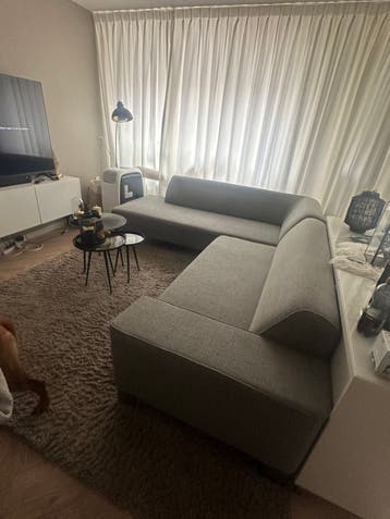 Oude designerbank met slijtage