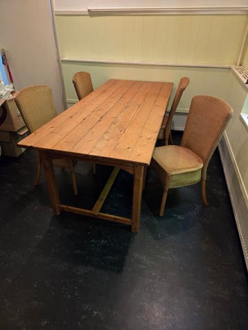 Tafel en stoelen