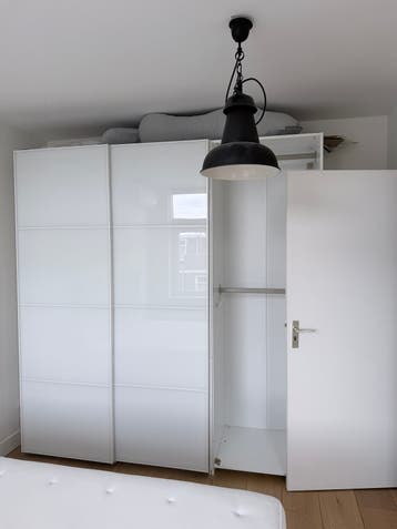 Witte kledingkast met schuifdeuren