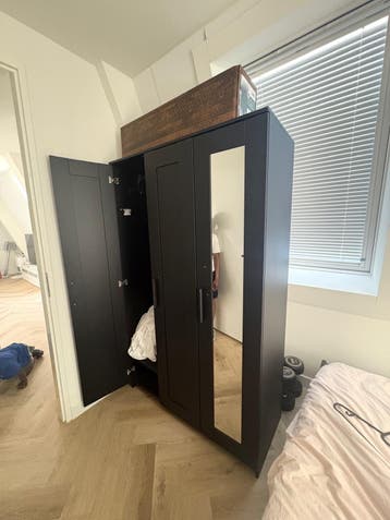 Ikea Zwarte kledingkast met spiegeldeur