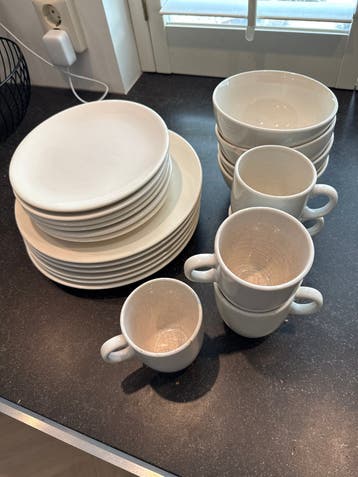 Gebroken wit servies: borden, kommen en kopjes