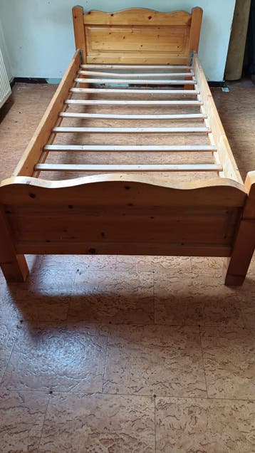 Houten eenpersoons bedframe met lattenbodem