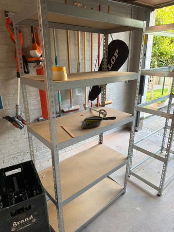 Gratis 2 metalen stellingkast met houten planken