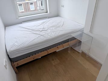 Tweepersoonsbed 140 X 200 met houten frame en matras