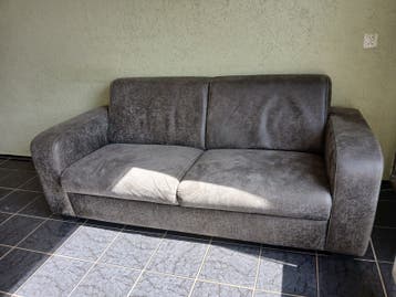 Comfortabele tweezitsbank in redelijke staat