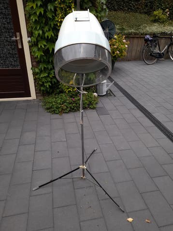 Vintage kapperskapdroger op statief