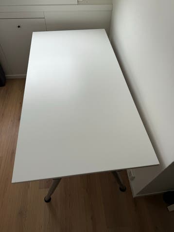Gratis: IKEA Thyge bureau 160x80cm met verstelbare poten