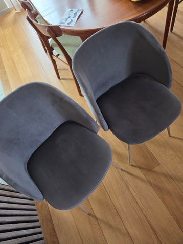 Gratis 2 grijze eetkamerstoelen