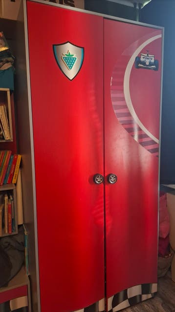 Kledingkast en boekenkast