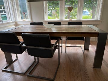 Robuuste eettafel met metalen onderstel