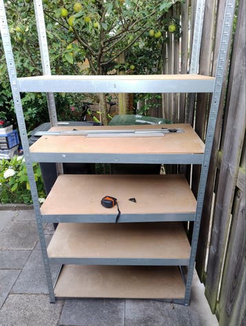 Metalen stellingkast met houten planken