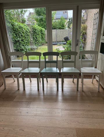 Set van 6 houten stoelen in diverse pastelkleuren