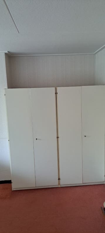 Gratis 6 witte kledingkasten met planken en hangruimte