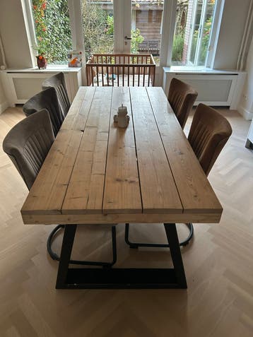 GRATIS - Robuuste eettafel van massief hout - GRATIS