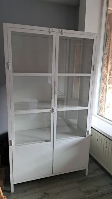 Vintage metalen vitrinekast met glazen deuren