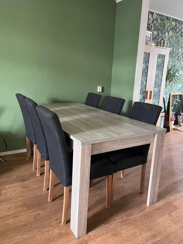 GRATIS AF TE HALEN: eettafel (inclusief stoelen)