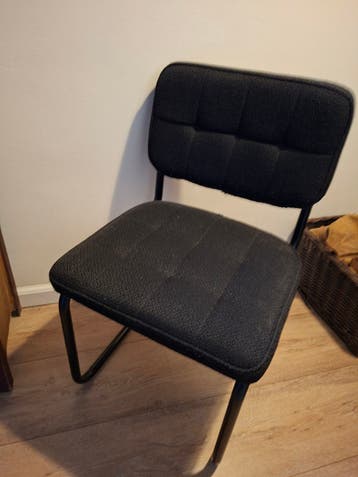 2 zwarte stoelen: 1 ribbelstof, 1 velours