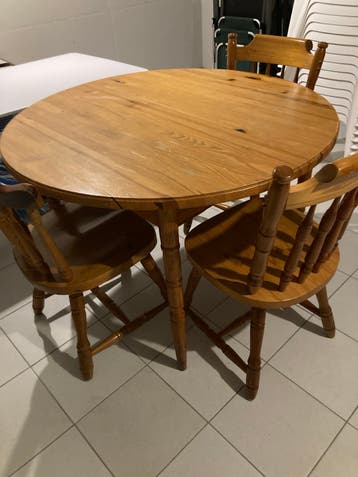 Ronde tafel met 3 stoelen gratis