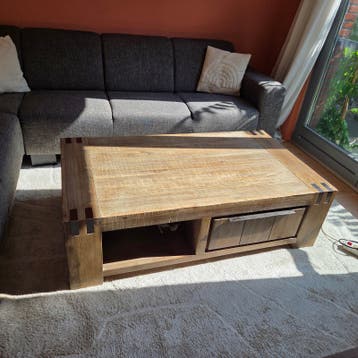 Robuuste houten salontafel met opbergruimte