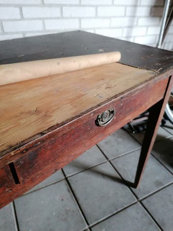 Gratis.tafeltje, handgemaakt,,+/- 95 jaar oud.met lade.