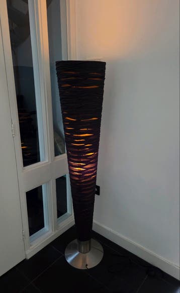 Zwarte staande lamp met stoffen kap en drukschakelaar