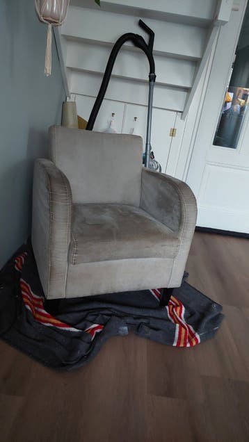 Gratis grijze stoel - moet schoongemaakt worden