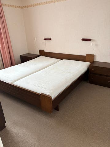 Bed, matrassen, nachtkastjes, kastje en 2 lampjes, spiegel