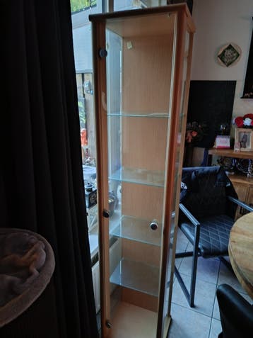 Hoek kast en glas ezen vitrinekast