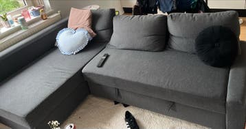 Grijze hoekbank met loungegedeelte en slaapfunctie