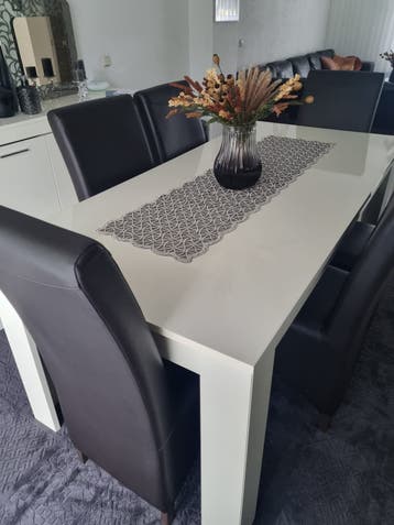 Eettafel met 6 stoelen en dressior