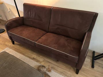 Comfortabele bruine tweepersoonsbank en fauteuil