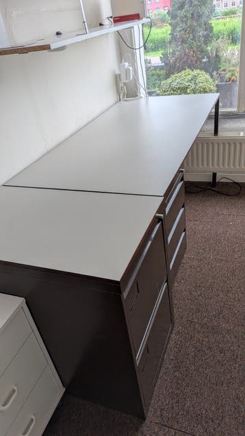 Bureau met onderkast en extra ladenkast voor archiefmappen